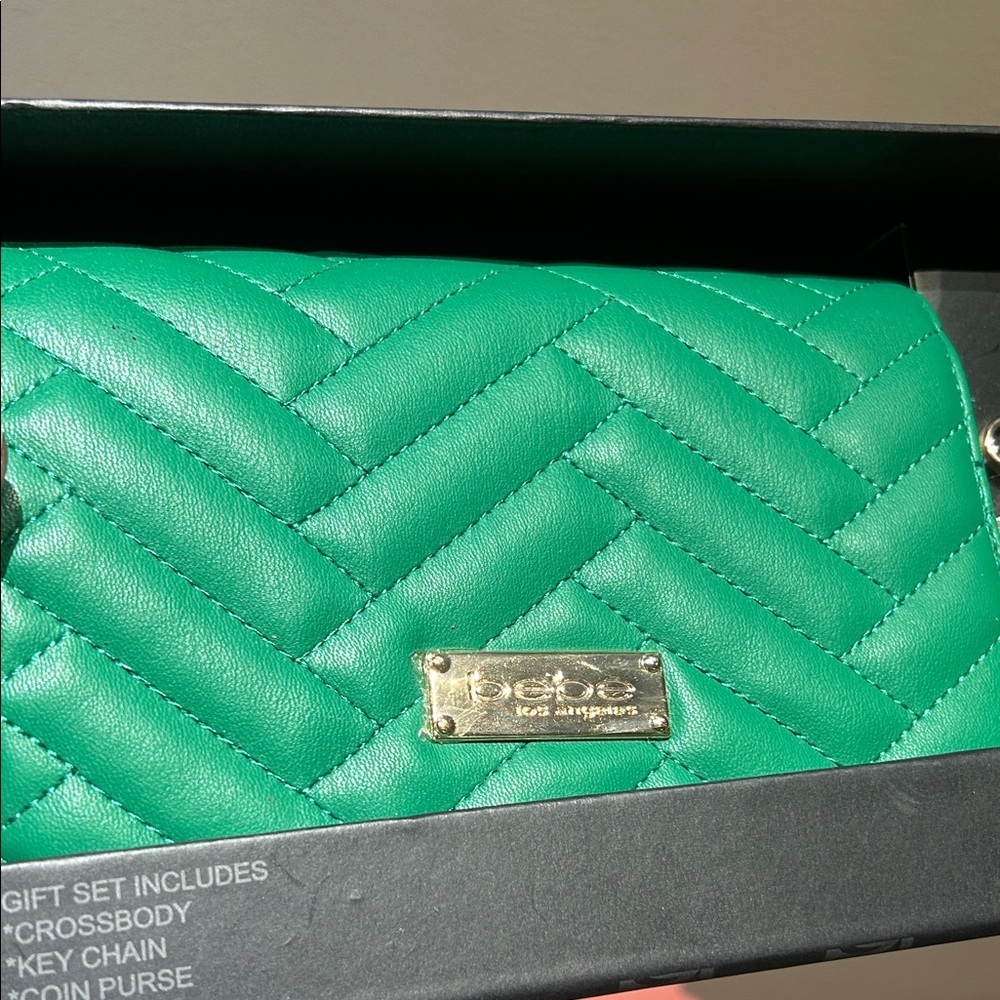 NEW Bebe Emerald Green Quilted Wallet and Keychain Set - Picture 4 of 5